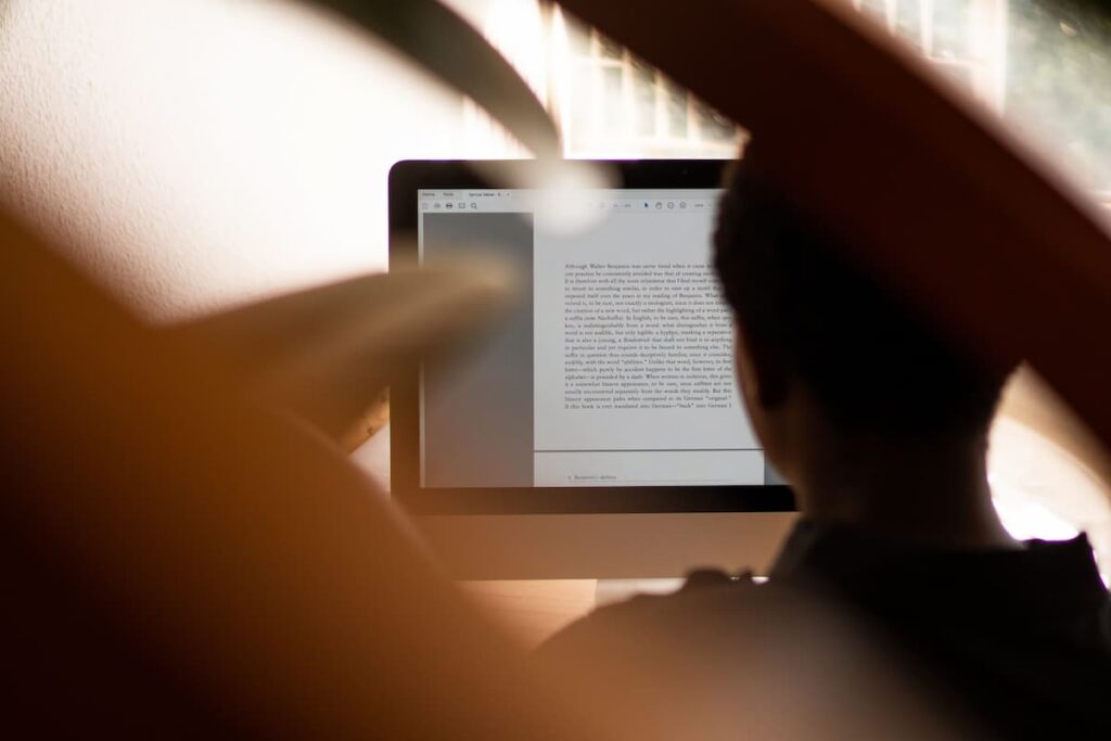 大學生檢視功課嘅 AI 偵測報告結果
