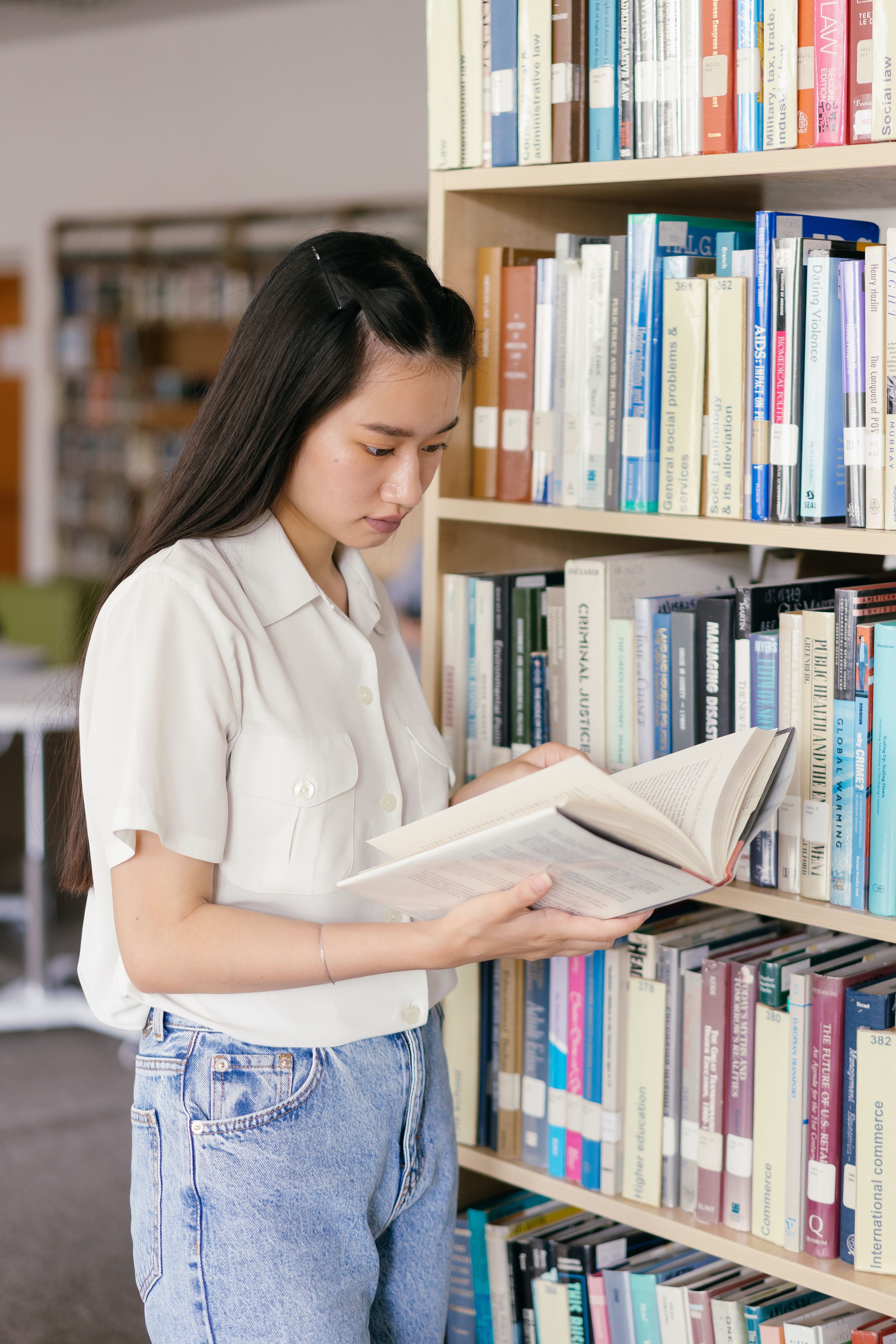 香港大學生在圖書館撰寫論文與 Assignment